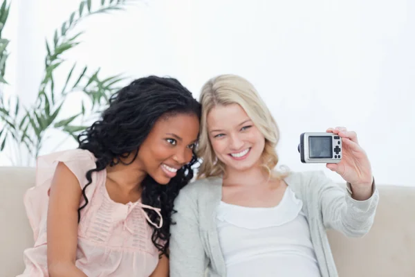 Жінка фотографує себе і свого друга на цифровій камері — стокове фото