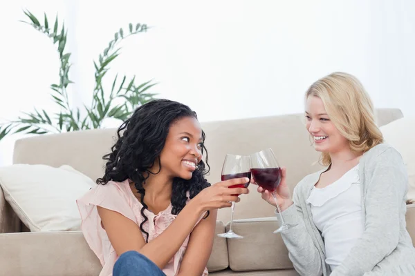Twee vrouwen glimlachen bij elkaar houden wijnglazen — Stockfoto