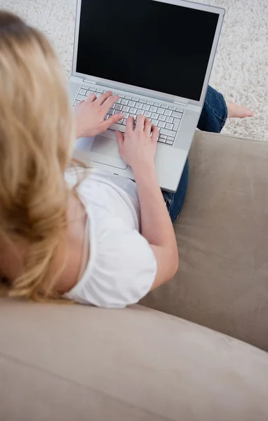 Bovenaanzicht van een vrouw te typen op een laptop — Stockfoto
