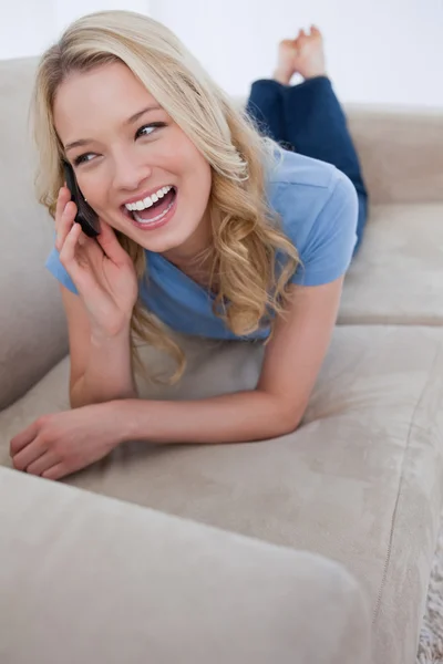 Женщина, разговаривающая по мобильному телефону, смеется. — стоковое фото