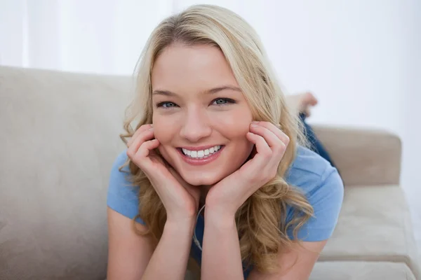A smiling woman is resting her head on her hands — Stock Photo, Image