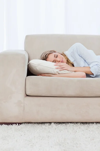 Una donna sta dormendo su un divano — Foto Stock