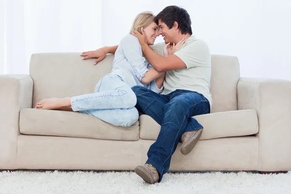 Para siedzi na kanapie, patrząc na siebie z ich — Zdjęcie stockowe