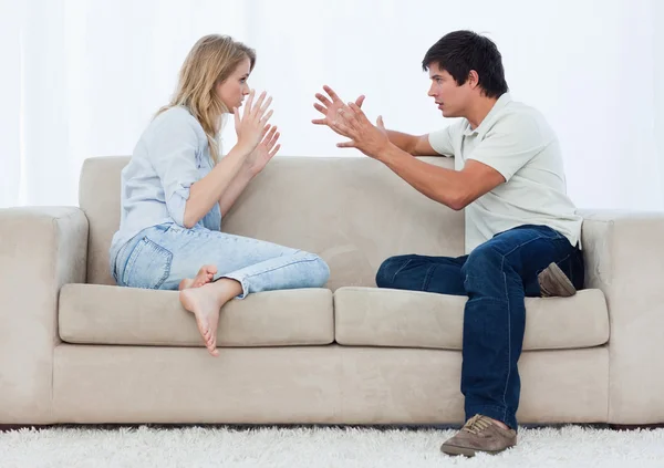 Пара, сидящая на диване, ссорятся — стоковое фото