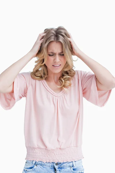 Frustrovaný žena s rukama ve vlasech — Stock fotografie