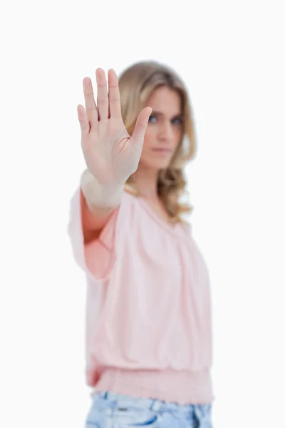 Focus shot van een vrouw met haar hand stak naar de camera — Stockfoto