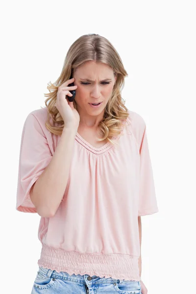 Uma mulher zangada está a falar no telemóvel. — Fotografia de Stock