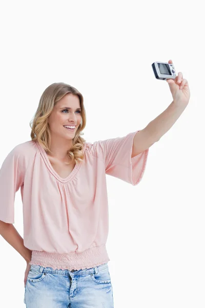 Eine Frau spricht ein Foto von sich mit ihrer Kamera — Stockfoto