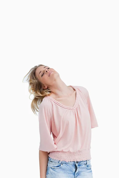 Eine Frau mit geschlossenen Augen hält ihren Kopf zurück — Stockfoto