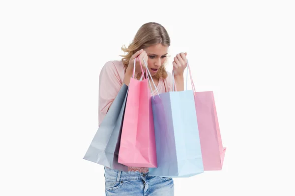 Una mujer lleva bolsas de compras. — Foto de Stock