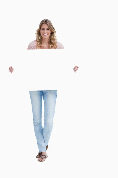 Gülümseyen kadın bir afişini tutuyor — Stok fotoğraf