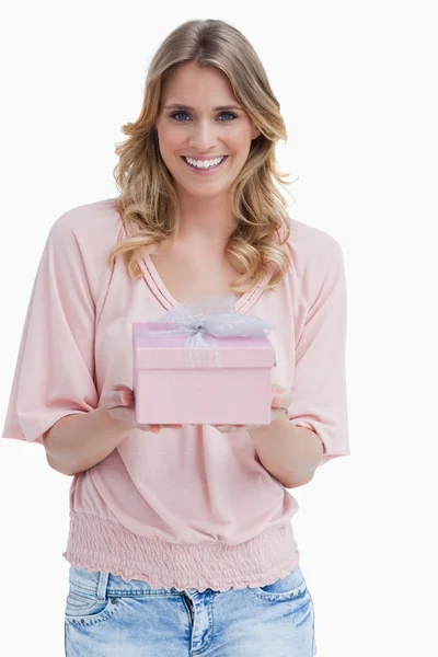 Sorridente giovane donna in possesso di un regalo — Foto Stock