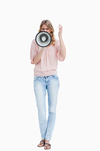 Frontansicht einer jungen Frau, die mit einem Megafon schreit — Stockfoto