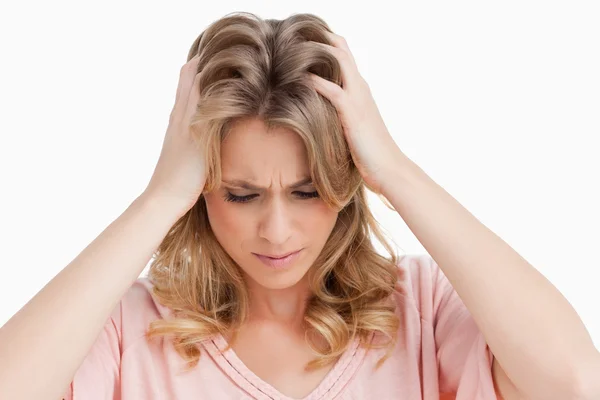 Boos jonge vrouw die haar handen op haar hoofd brengen — Stockfoto