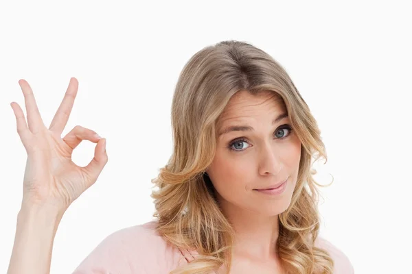 Uvolněné mladá žena ukazující ok znamení — Stock fotografie