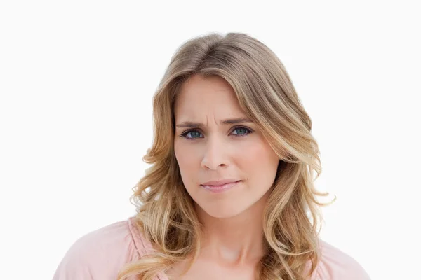 Serious young blonde woman looking at the camera — Stock Photo, Image