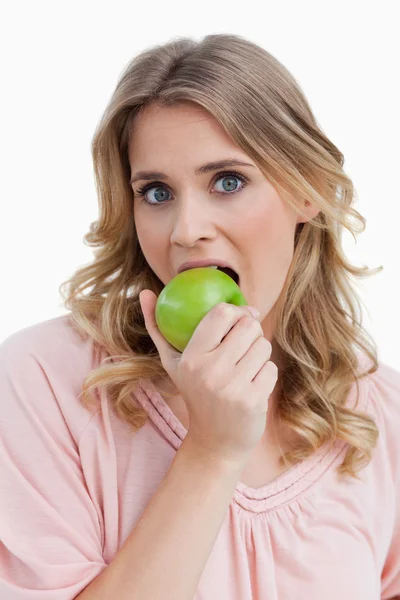 年轻的金发女人吃一个苹果 — 图库照片