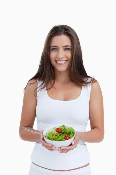 Mosolygó fiatal nő gazdaság egy tál saláta — Stock Fotó