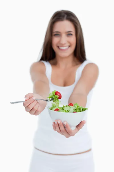 Вкусный салат съедает молодая женщина — стоковое фото