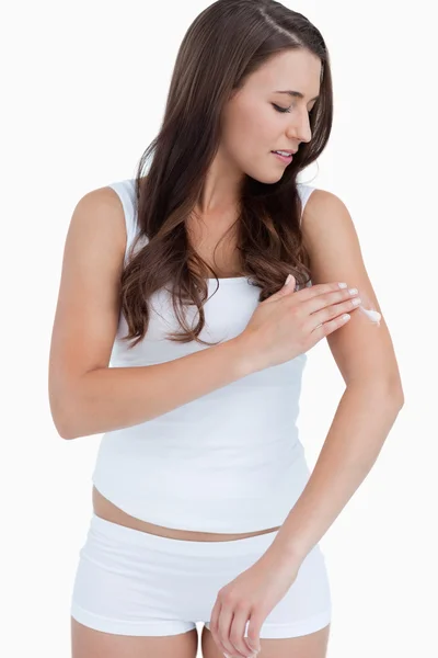 Donna premurosa che applica la crema sul braccio — Foto Stock