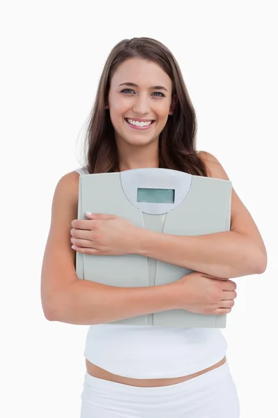 Donna sorridente che tiene bilance di peso — Foto Stock