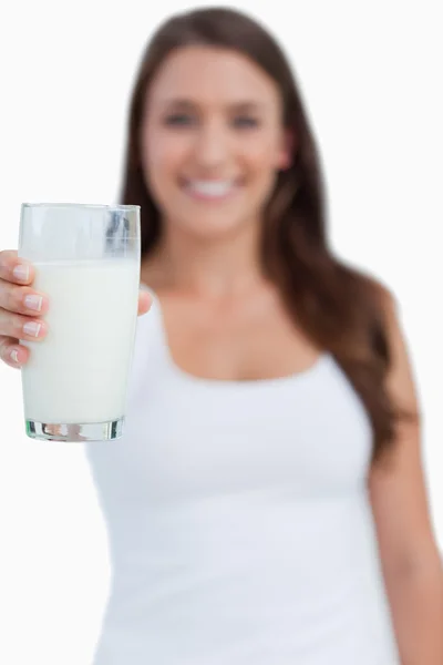 Szklanka mleka jest w posiadaniu młoda kobieta — Zdjęcie stockowe