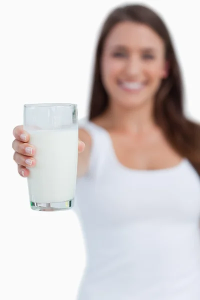 Sklenici mléka drží mladá bruneta žena — Stock fotografie