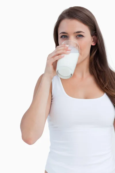 Jeune femme brune buvant un verre de lait — Photo