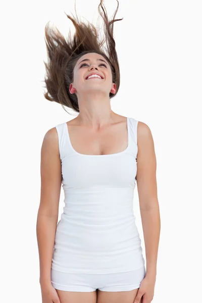 Χαμογελαστή γυναίκα να στέκεται με αυξημένα μαλλιά — Φωτογραφία Αρχείου