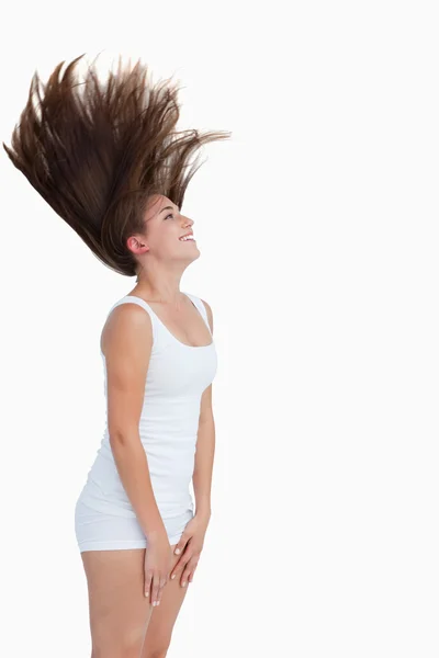 Lachende brunette wegknippen haar haren — Stockfoto
