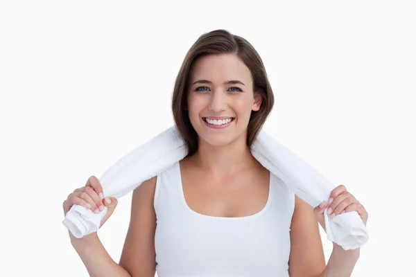 Młoda kobieta trzymając ręcznik wokół szyi — Zdjęcie stockowe