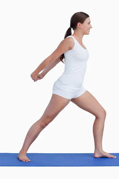 Leende kvinna stretching hennes armar medan stående upprätt — Stockfoto