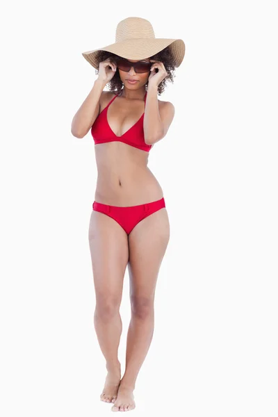 Attraktive junge Frau in aufrechter Strandkleidung — Stockfoto
