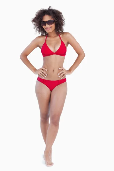 Aantrekkelijke brunette staan rechtop in zwembroek — Stockfoto