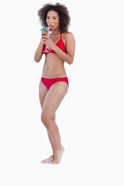 Atractiva mujer sosteniendo un cóctel — Foto de Stock