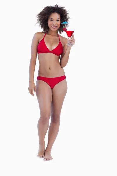 Lachende brunette houdt van een exotische cocktail — Stockfoto