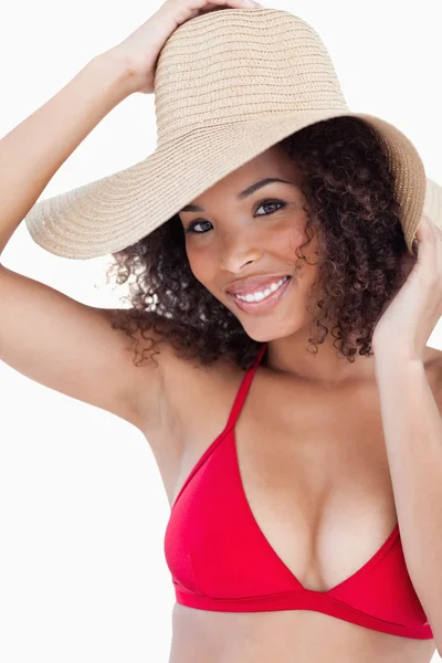 Donna sorridente che indossa un cappello di paglia — Foto Stock