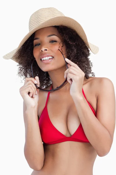 Aantrekkelijke jonge brunette houdt haar zonnebril terwijl het dragen van een — Stockfoto