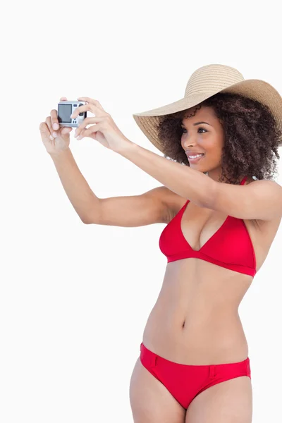 Mujer joven en ropa de playa fotografiándose a sí misma — Foto de Stock