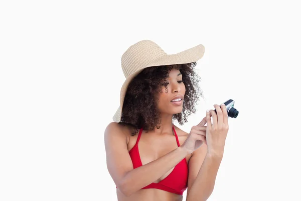 Attraktiv kvinna tittar på hennes digitalkamera — Stockfoto