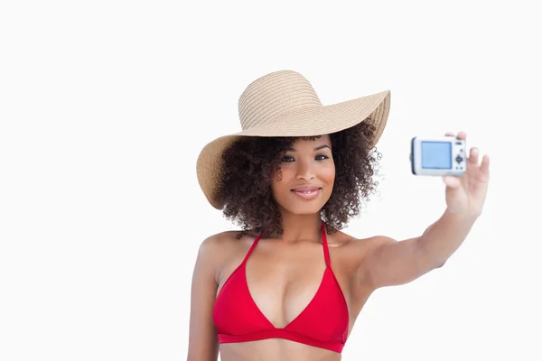 Mulher sorridente em roupa de praia fotografando-se — Fotografia de Stock