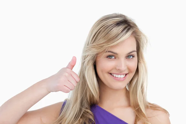 Lächelnde blonde Frau streckt die Daumen in die Höhe — Stockfoto