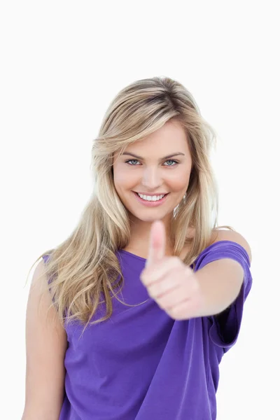 Sorrindo mulher loira colocando seus polegares para cima em acordo — Fotografia de Stock