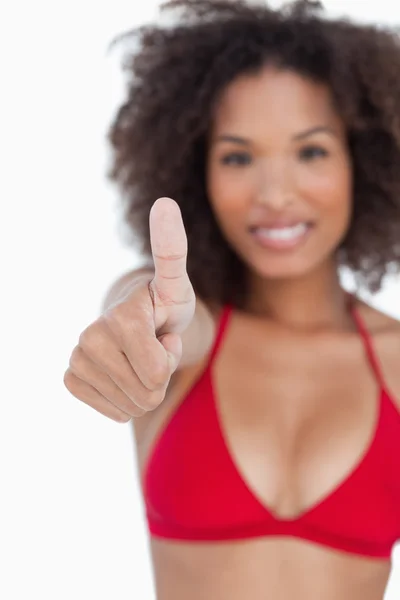 正在显示由一个年轻的黑发女人竖起大拇指 — 图库照片