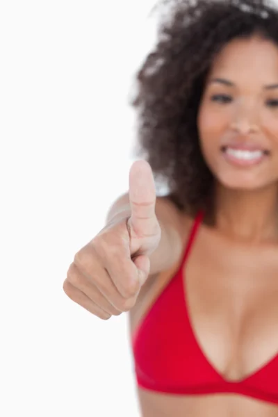 Kciuki są umieszczone przez atrakcyjną kobietę brunetka — Zdjęcie stockowe