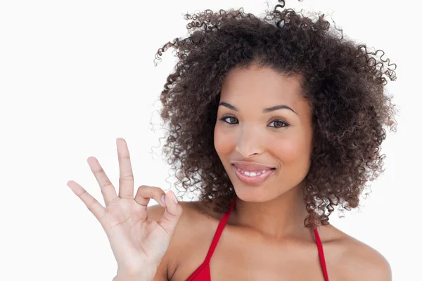 Lächelnde junge Frau zeigt das Okay-Zeichen — Stockfoto