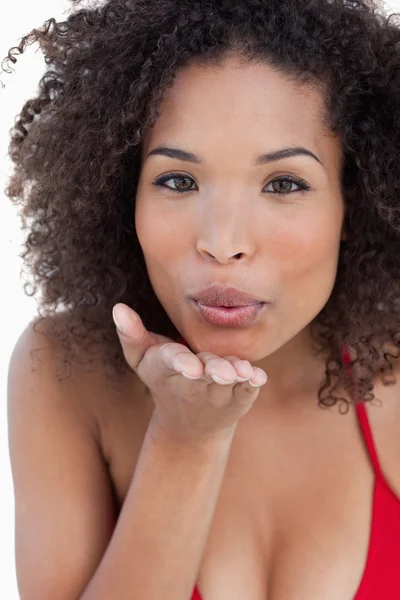 Mulher morena atraente enviando um beijo de ar — Fotografia de Stock