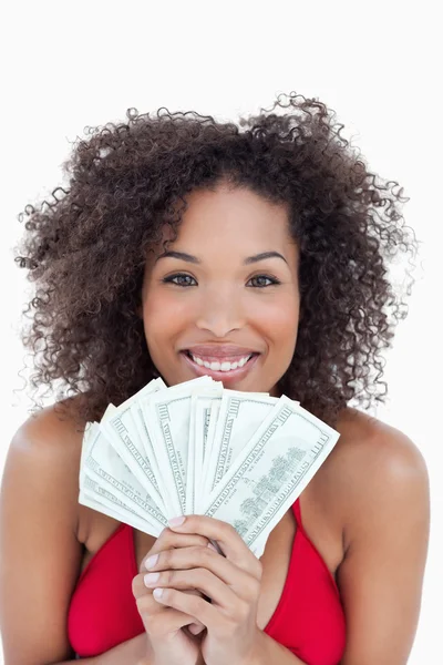 Morena sorridente segurando um fã de notas bancárias — Fotografia de Stock