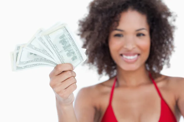 Bankbiljetten wordt gehouden door een aantrekkelijke vrouw — Stockfoto