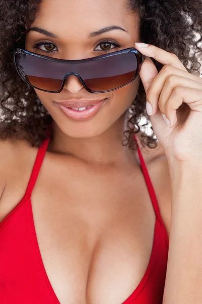 Attraktive brünette Frau schaut über ihre Sonnenbrille — Stockfoto
